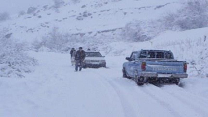 بارش برف در ۴ شهر لرستان/ ریزش سنگ در برخی محورها