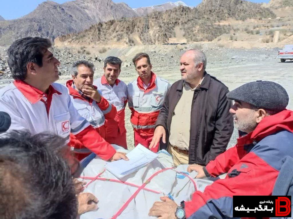 آذوقه در بین سیلزدگان از طریق امداد هوایی در الیگودرز توزیع شد