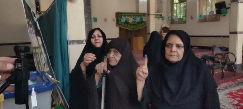 حضور اقشار مختلف مردم لرستان در شعب اخذ‌ رای در ساعت نخست رای گیری+تصاویر